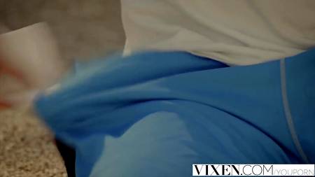 Молодая блондинка приятно проводит время с любимым парням