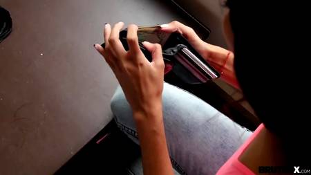 Парень наказывает членом симпатичную воровку