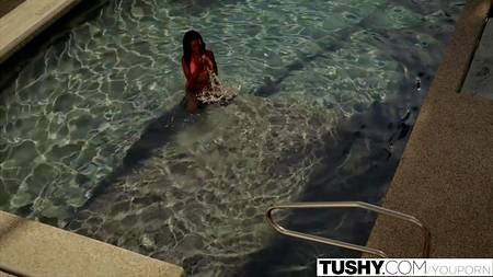 Знойная негритянка обрабатывает всеми дырками белый стояк