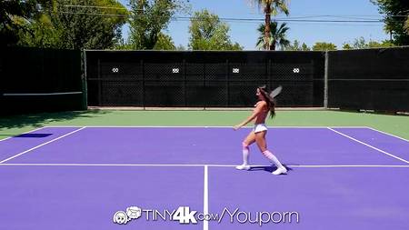 Теннисистка дрочит сиськами хуй мускулистому тренеру