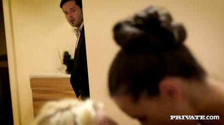 Красивые девушки доствляют мужику нереальное удовольствие