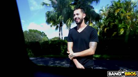 Эффектная блондинка катается на машине по городу в поисках мужиков