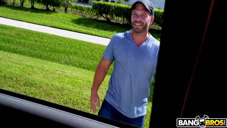 Эффектная блондинка катается на машине по городу в поисках мужиков