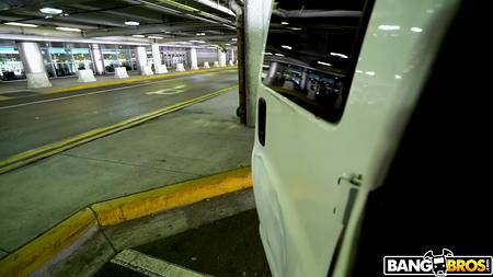 Эффектная блондинка катается на машине по городу в поисках мужиков