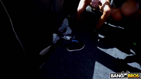 Эффектная блондинка катается на машине по городу в поисках мужиков