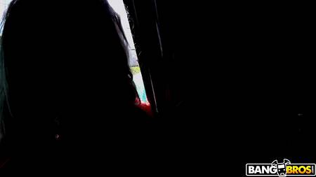 Эффектная блондинка катается на машине по городу в поисках мужиков