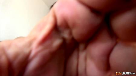 Ненасытный мужик дрючит в жопу худенькую девушку огромным членом