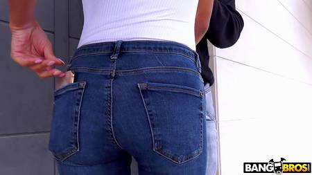 Худенькая испанка сосет большой хуй и дает в попку прямо на улице