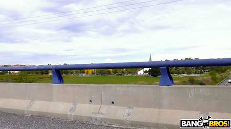 Худенькая испанка сосет большой хуй и дает в попку прямо на улице