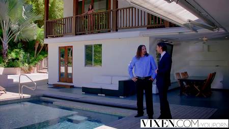 Напоил жопастую брюнетку мужским соком