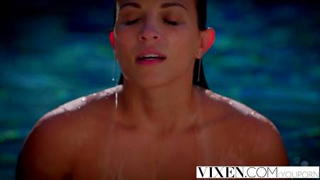 Напоил жопастую брюнетку мужским соком