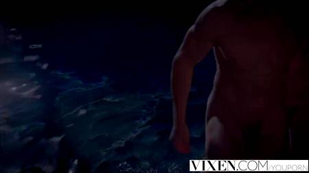 Напоил жопастую брюнетку мужским соком