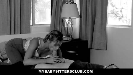 Ебет молоденькую шлюшку в любимых позах