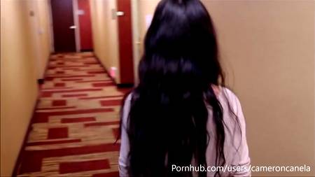 Худощавая брюнетка оргазмирует на хую симпатичного парня