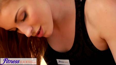 Мускулистый тренер отымел телку в тренажерном зале