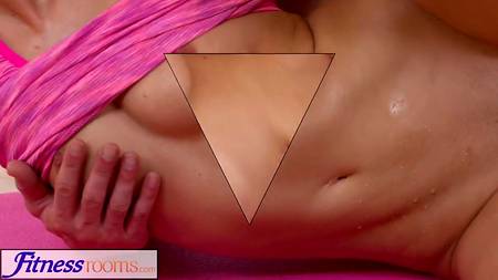 Няшная краля раздвинула ноги перед мускулистым тренером по фитнесу