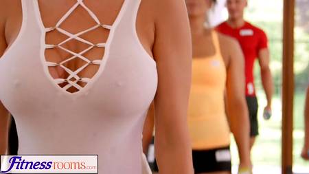 Тренер по йоге посадил на фаллос шикарную блонду с небольшой грудью