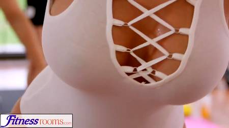 Тренер по йоге посадил на фаллос шикарную блонду с небольшой грудью