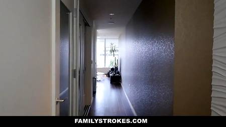 Привлекательная девушка подставила киску под огромный хер