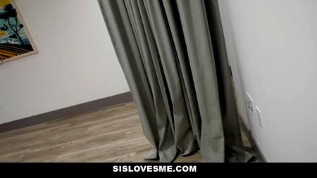 Парень долбит большим членом узкую щель блондинки