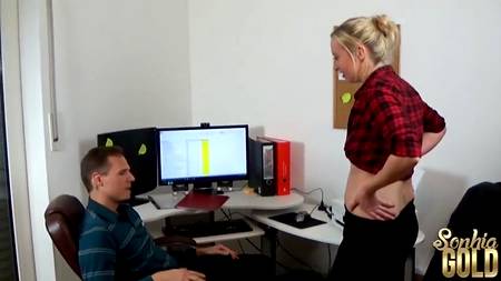 Начальник отодрал на работе секретаршу в чулках и кончил ей в рот