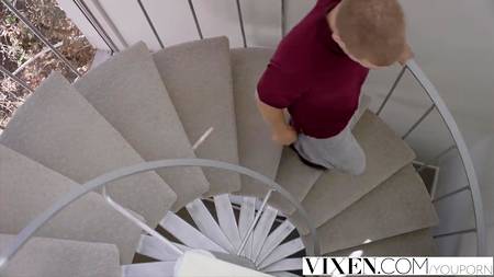 Горячая брюнетка балует соседа узким влагалищем