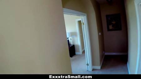 Парень присоединился к принимающим душ девушкам