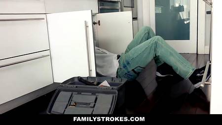 Симпатичная блондинка отблагодарила приятеля незабываемым сексом