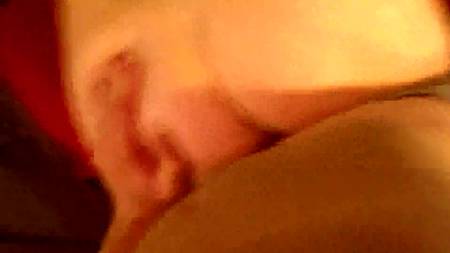 Повернувшаяся спиной сучка наслаждается членом в заднем проходе