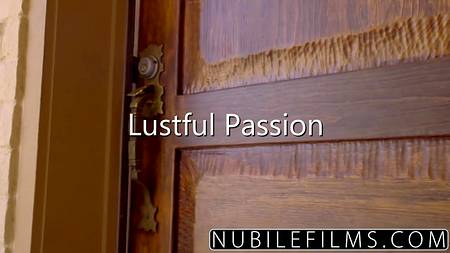 Роскошная блондинка скрашивает день мужчине