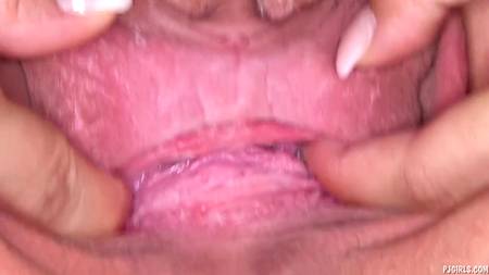 Телка с огромным клитором запихивает в щёлку столовые приборы