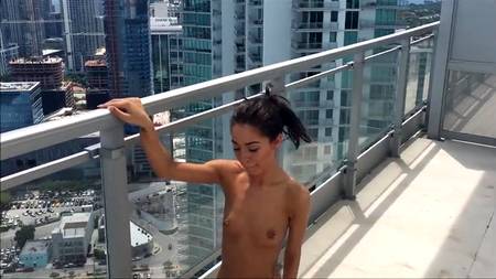 Пацан вертит на члене мокрую щель худенькой девицы