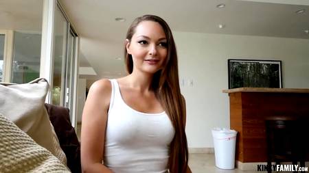 Очаровательная девушка снялась в домашней порнушке