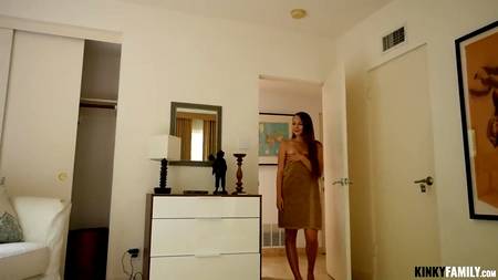 Очаровательная девушка снялась в домашней порнушке