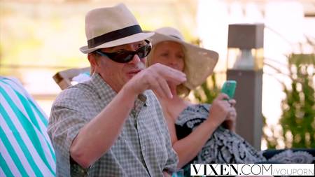 Официант активно трахает жаждущую секса стройную красавицу