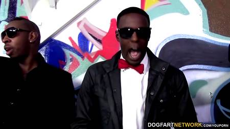 Загорелая брюнетка обслужила толпу чернокожих мужиков