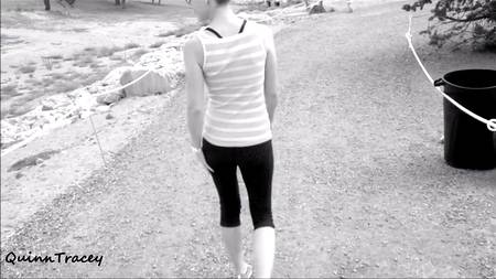 Лысый жеребец растягивает большим членом влагалище мило девицы