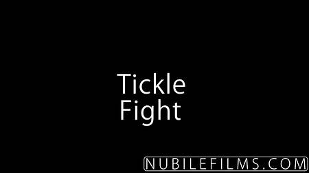 Чувак обкончал натуральные буфера своей телке