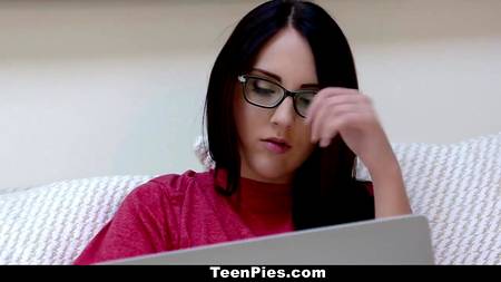 Молоденькая брюнетка затащила в постель стеснительного парнишку