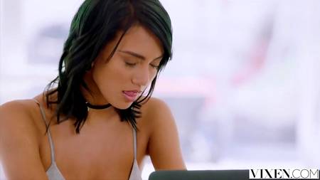 Худая брюнетка с трудом налезла на гигантский болт