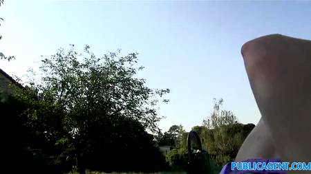 Соблазнил и трахнул сисястую красавицу на природе