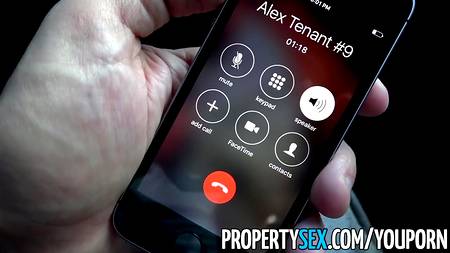 Молодая девушка заманила парня в постель