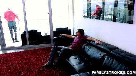 Парнишка раскрутил сучку своего отца на жаркий секс