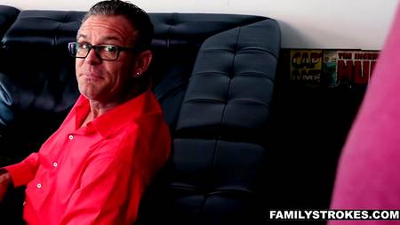 Парнишка раскрутил сучку своего отца на жаркий секс