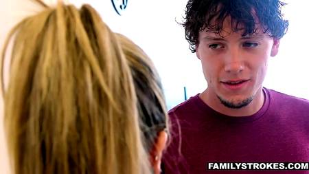 Парнишка раскрутил сучку своего отца на жаркий секс