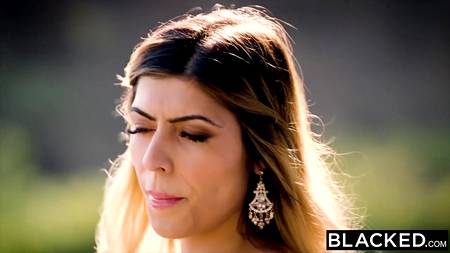 Негр оттрахал длинным членом шикарную белую шлюшку