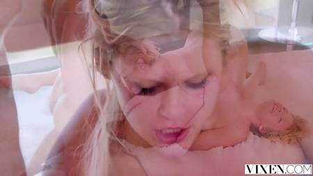 Мускулистый самец осчастливил двух девиц