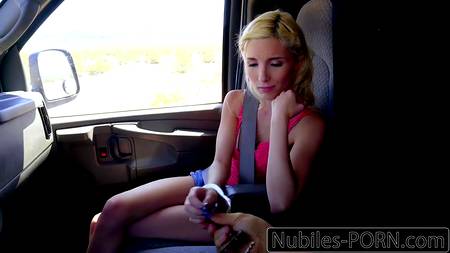 Полицейский ебет в рабочем автомобиле молодую нарушительницу