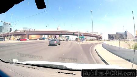 Полицейский ебет в рабочем автомобиле молодую нарушительницу