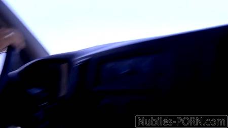 Полицейский ебет в рабочем автомобиле молодую нарушительницу